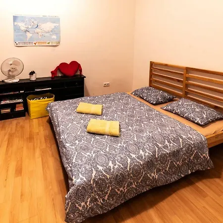 Cozy Manesova Apartment