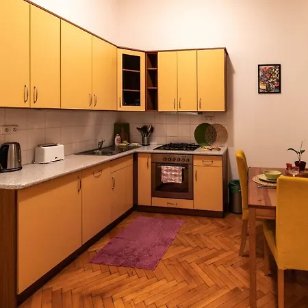 Cozy Manesova